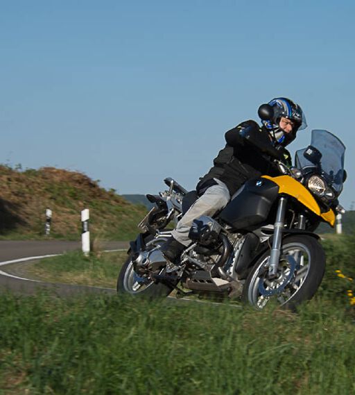 Knackige Kurven bei Motorradtouren in der Region Hamburg