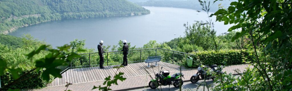 Motorradtour am Edersee in Hesser mit unvergesslichen Ausblicken über den See, POLO Motorrad