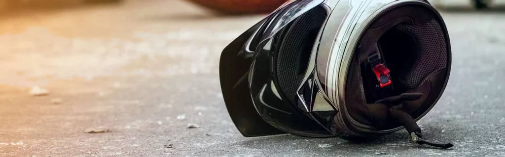 Ein runtergefallener Motorradhelm liegt auf dem Asphalt