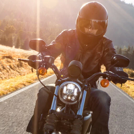 Ein Motorradfahrer fährt auf einem Motorrad und trägt ein Helm mit Pinlock Visier