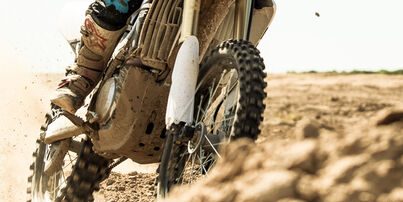 Ein Motorradfahrer trägt Crosstiefel