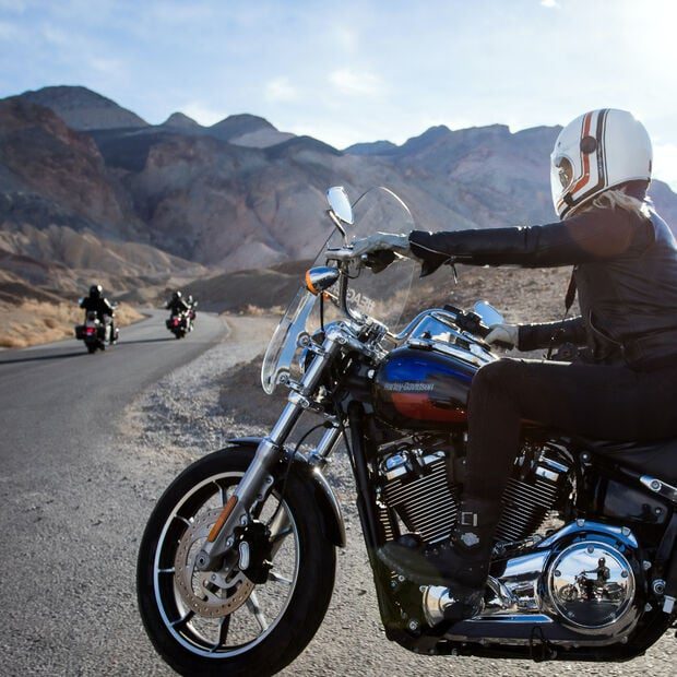 Motorradfahrer in der Gruppe fahren mit Headset